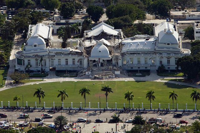 800px-Haitian_national_palace_earthquake