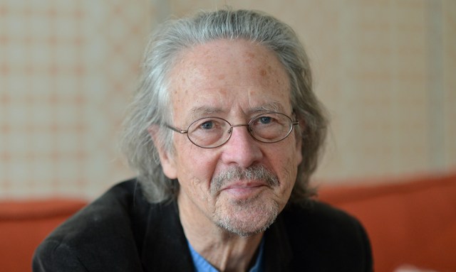 APA10353776 - 23112012 - SALZBURG - STERREICH: ZU APA TEXT KI - Schriftsteller Peter Handke  im Rahmen eines Interviews  mit der Austria Presse Agentur (APA) am Donnerstag, 22. November 2012, in Salzburg.  Handke feiert am 6. Dezember seinen 70. Geburtstag. APA-FOTO: BARBARA GINDL