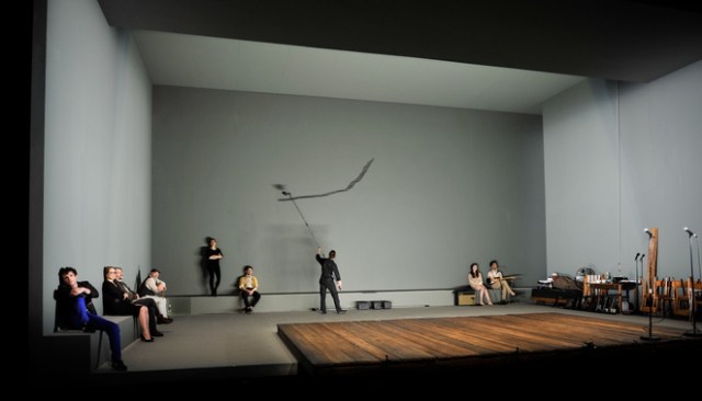 LA MOUETTE Mise en scène: Thomas Ostermeier Traduction et adaptation: Olivier Cadiot, Thomas Ostermeier Musique: Nils Ostendorf Scénographie: Jan Pappelbaum Dramaturgie: Peter Kleinert Costumes: Nina Wetzel Lumière: Marie-Christine Soma Peinture: Katharina Ziemke Assistanat mise en scène: Elisa Leroy, Christèle Ortu Construction du décor: Atelier du Théâtre de Vidy Avec: Bénédicte Cerutti Valérie Dréville Cédric Eeckhout Jean-Pierre Gos François Loriquet Sébastien Pouderoux de la Comédie-Française Mélodie Richard Matthieu Sampeur Et Marine Dillard (peinture) Copyright by Arno Declair Birkenstr. 13 b, 10559 Berlin Telefon +49 (0) 30 695 287 62 mobil +49 (0)172 400 85 84 arno@iworld.de Konto 600065 208 Blz 20010020 Postbank Hamburg IBAN/BIC : DE70 2001 0020 0600 0652 08 / PBNKDEFF Veröffentlichung honorarpflichtig! Mehrwertsteuerpflichtig 7% USt-ID Nr. DE 273950403 St.Nr. 34/257/00024 FA Berlin Mitte/Tiergarten