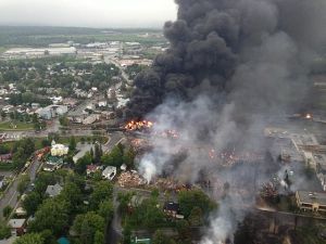 560px-Lac_megantic_burning