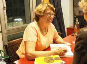 Pierrette Fleutiaux dédicaçant "Destiny" à la Bibliothèque du Centre-Ville